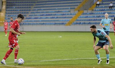 Azərbaycanda vaxtını stadionda keçirən qızlar -