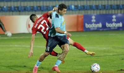 Azərbaycanda vaxtını stadionda keçirən qızlar -