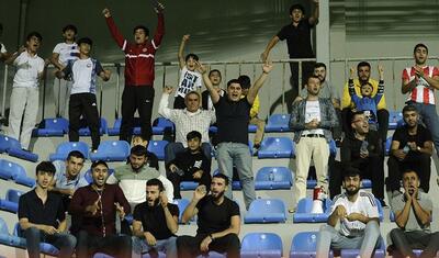 Azərbaycanda vaxtını stadionda keçirən qızlar -