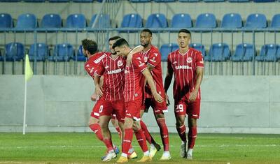 Azərbaycanda vaxtını stadionda keçirən qızlar -