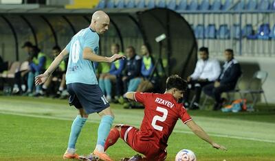 Azərbaycanda vaxtını stadionda keçirən qızlar -