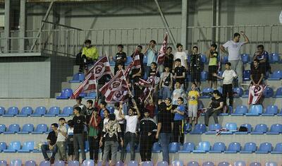 Azərbaycanda vaxtını stadionda keçirən qızlar -