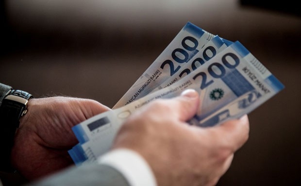 Azərbaycanda bu şəxslərin maaşı 400 manatdan 2600 manata yüksəldi