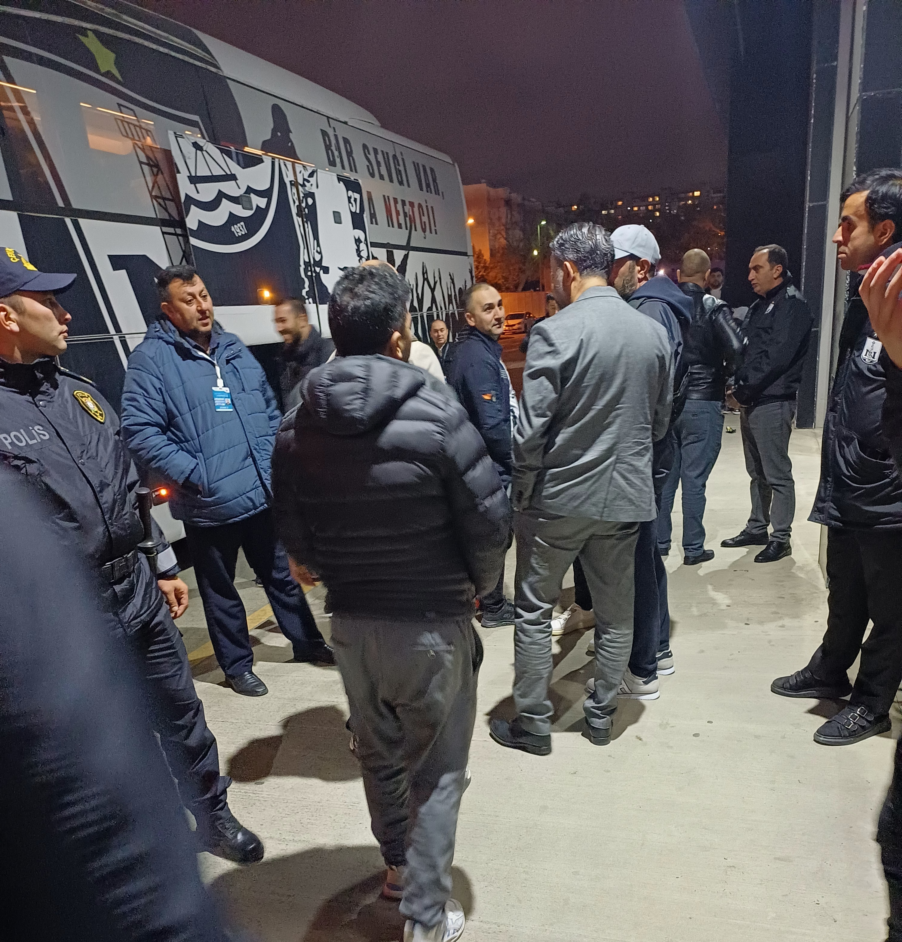 "Neftçi"də ara qarışdı: "Ayıbdır, belə şeyləri dayandırın" - VİDEO