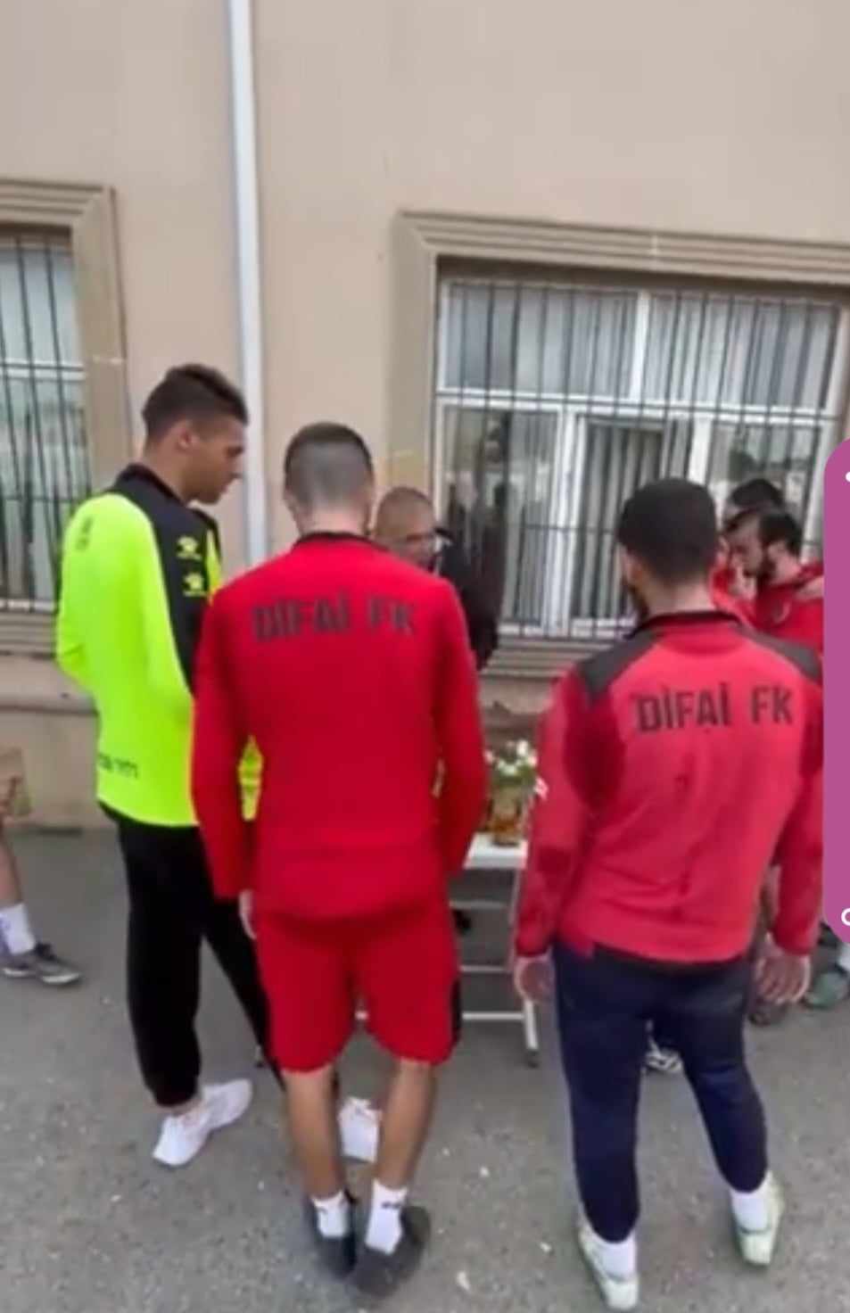 Azərbaycan klubundan MARAQLI VİDEO - Qazandılar, stadiona yemək gətirildi, yedilər