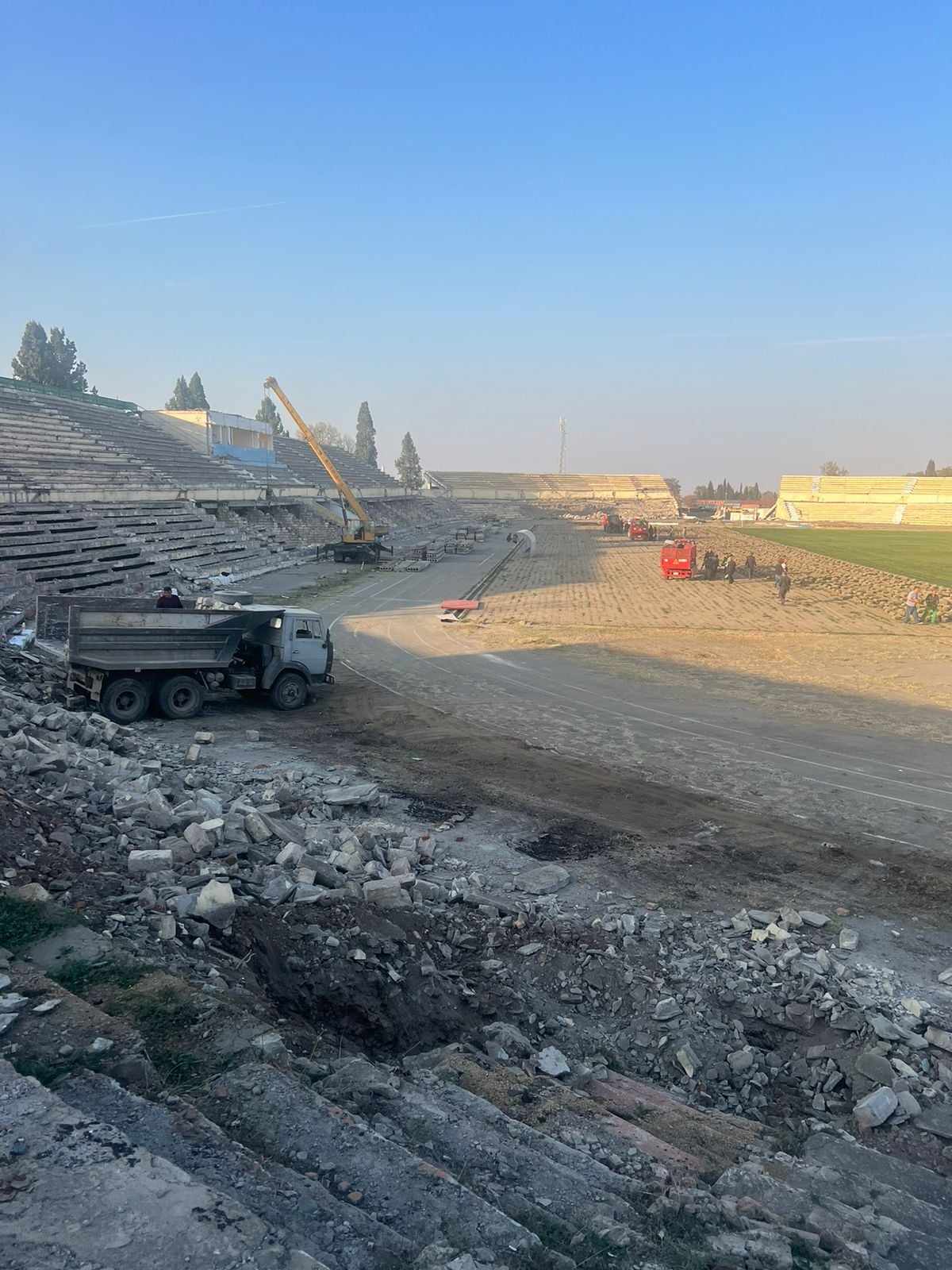 Azərbaycanda stadionun yarısını sökdülər - FOTO