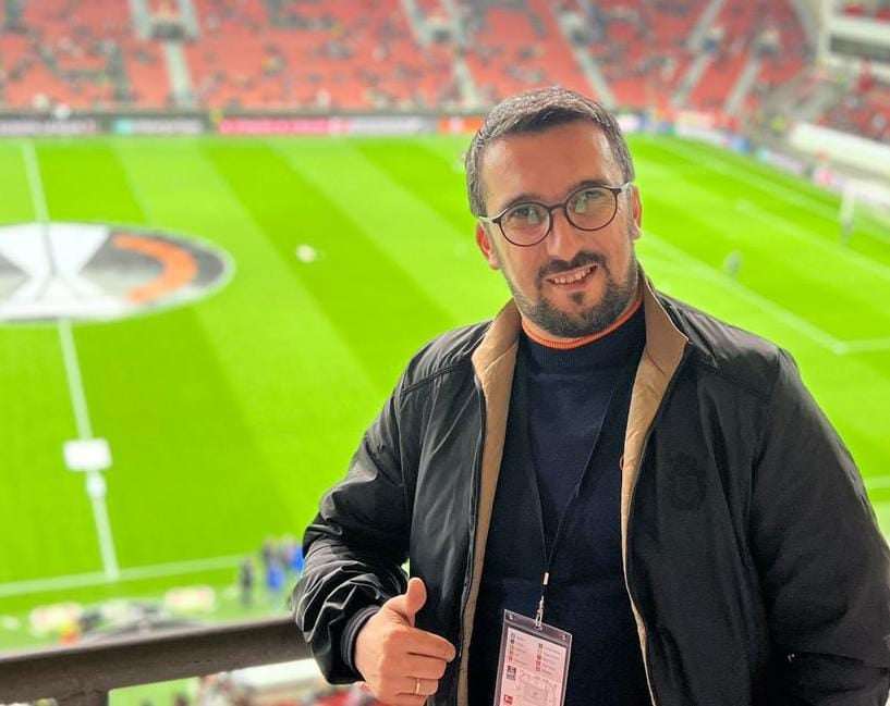 Gözü başına ağırlıq edən qoca müftəxor