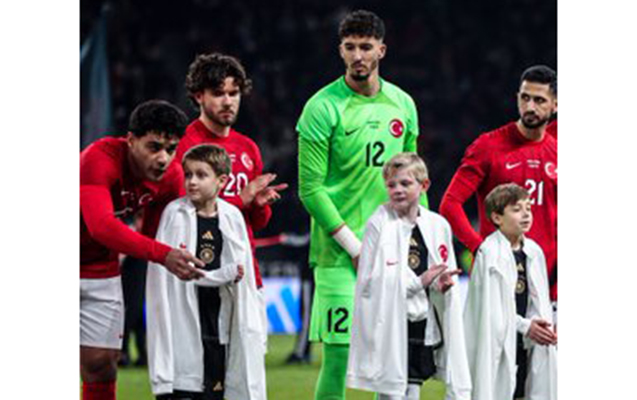 Türkiyəli futbolçular üşüyən uşaqları soyuqdan qorudu - VİDEO