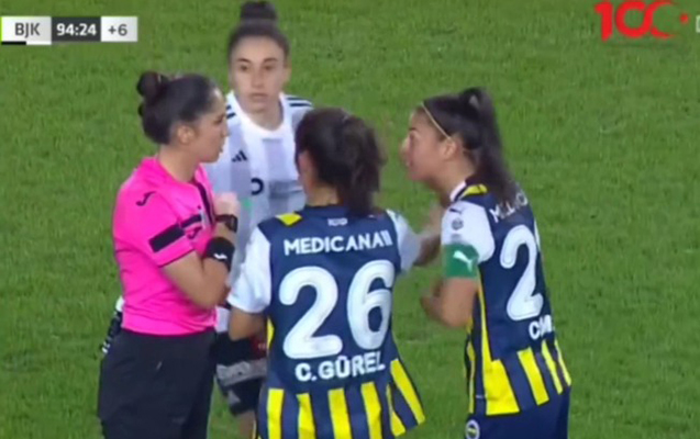 Qalmaqalda kişilərdən geri qalmayan qadın futbolçular - VİDEO