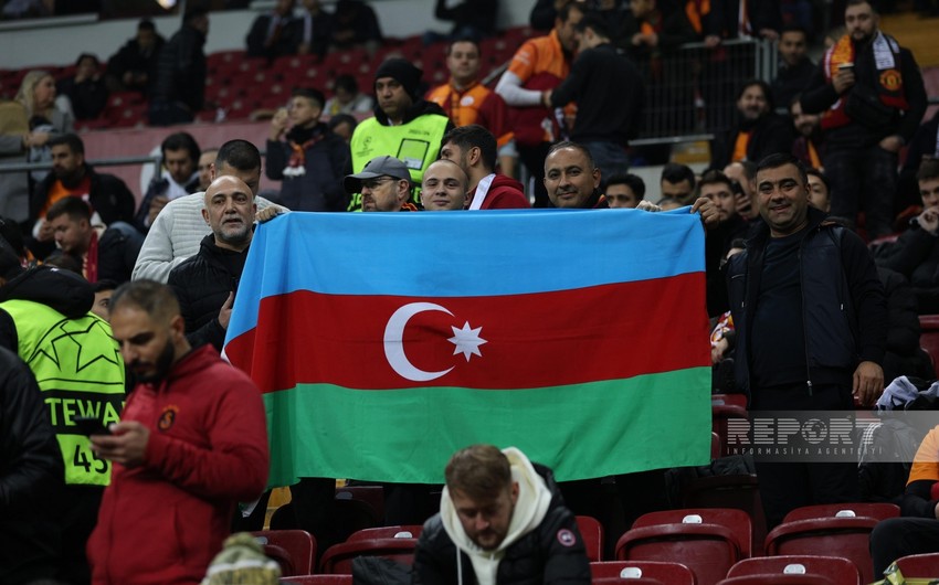 Azərbaycan bayrağı "Qalatasaray" - "Mançester Yunayted" oyununda - FOTOLAR