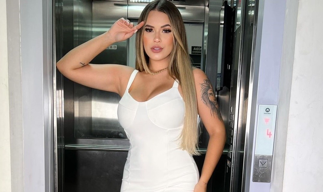 Porno ulduzdan fotolar istədi, qalmaqal yarandı