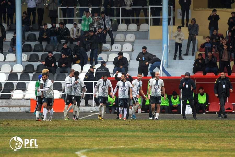 "Karvan" qalib gəldi, "Difai" sonda qələbəni əldən verdi