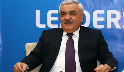 Rövnəq Abdullayevin millinin qızları ilə söhbət etdi, üzünə gülüş qondu -