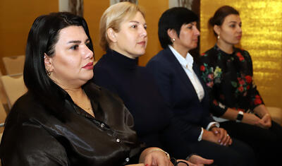 Rövnəq Abdullayevin millinin qızları ilə söhbət etdi, üzünə gülüş qondu -