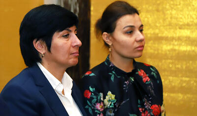Rövnəq Abdullayevin millinin qızları ilə söhbət etdi, üzünə gülüş qondu -