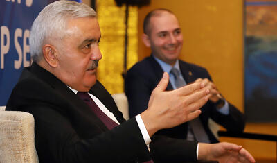 Rövnəq Abdullayevin millinin qızları ilə söhbət etdi, üzünə gülüş qondu -