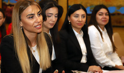Rövnəq Abdullayevin millinin qızları ilə söhbət etdi, üzünə gülüş qondu -