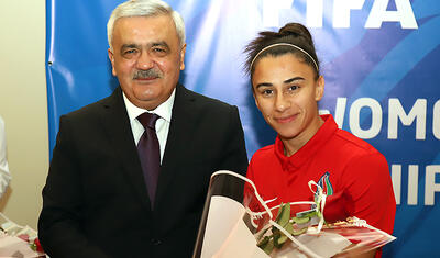 Rövnəq Abdullayevin millinin qızları ilə söhbət etdi, üzünə gülüş qondu -
