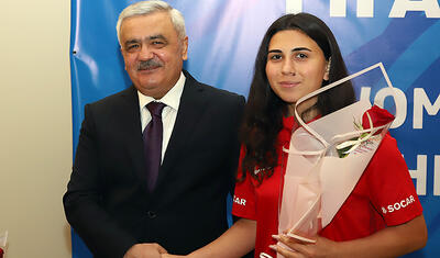 Rövnəq Abdullayevin millinin qızları ilə söhbət etdi, üzünə gülüş qondu -