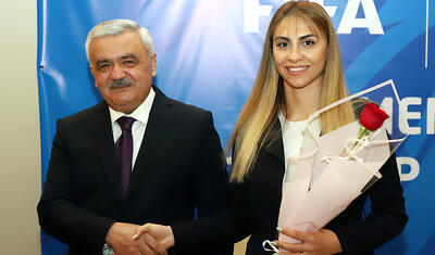 Rövnəq Abdullayevin millinin qızları ilə söhbət etdi, üzünə gülüş qondu -