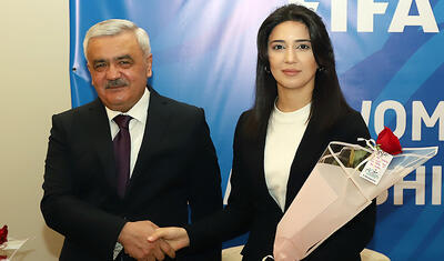 Rövnəq Abdullayevin millinin qızları ilə söhbət etdi, üzünə gülüş qondu -