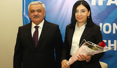 Rövnəq Abdullayevin millinin qızları ilə söhbət etdi, üzünə gülüş qondu -