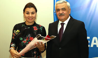 Rövnəq Abdullayevin millinin qızları ilə söhbət etdi, üzünə gülüş qondu -