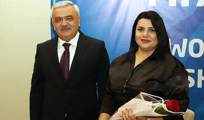 Rövnəq Abdullayevin millinin qızları ilə söhbət etdi, üzünə gülüş qondu -