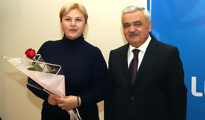 Rövnəq Abdullayevin millinin qızları ilə söhbət etdi, üzünə gülüş qondu -