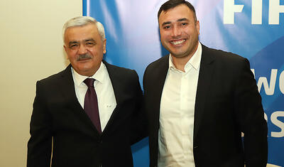 Rövnəq Abdullayevin millinin qızları ilə söhbət etdi, üzünə gülüş qondu -