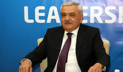 Rövnəq Abdullayevin millinin qızları ilə söhbət etdi, üzünə gülüş qondu -
