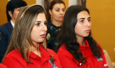 Rövnəq Abdullayevin millinin qızları ilə söhbət etdi, üzünə gülüş qondu -
