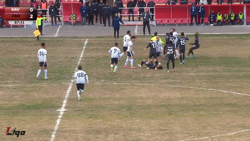 Azərbaycan çempionatında futbolçular arasında əlbəyaxa dava - VİDEO