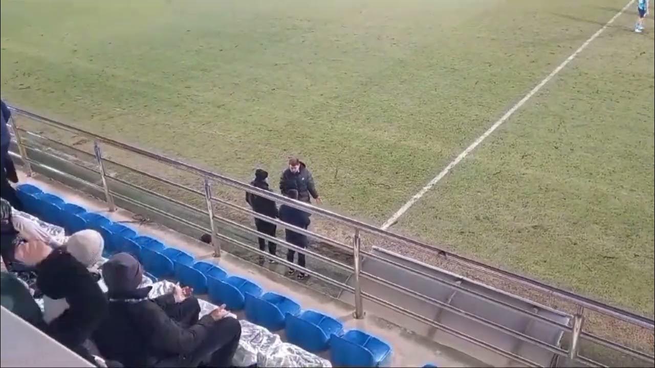 Azərbaycanda baş məşqçi özündən çıxdı, hakimin üzərinə yeridi - VİDEO
