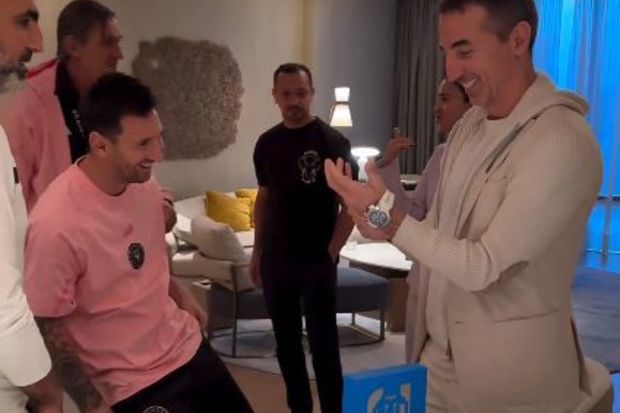 Messidən azərbaycanlı iş adamına ad günündə nə hədiyyə etdi? - VİDEO