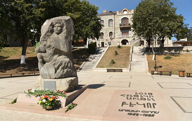 Qaniçən Aşotun Xankəndidəki abidəsi söküldü -  FOTO