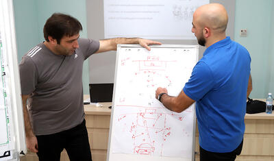 Millinin iki sabiq oyunçusu “əlifba”nı öyrənməyə başladı -