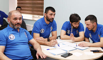 Millinin iki sabiq oyunçusu “əlifba”nı öyrənməyə başladı -