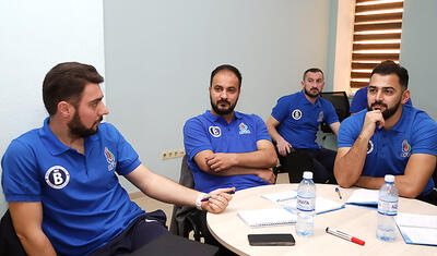 Millinin iki sabiq oyunçusu “əlifba”nı öyrənməyə başladı -