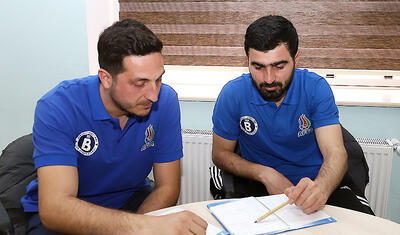 Millinin iki sabiq oyunçusu “əlifba”nı öyrənməyə başladı -