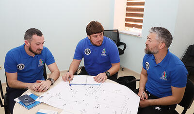 Millinin iki sabiq oyunçusu “əlifba”nı öyrənməyə başladı -