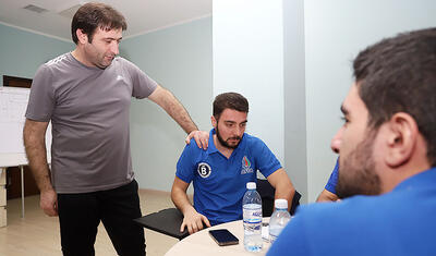 Millinin iki sabiq oyunçusu “əlifba”nı öyrənməyə başladı -