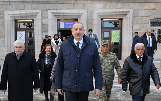 Prezident sakinlərlə Xankəndini gəzdi - FOTOREPORTAJ