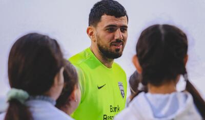 Gül paylandı, yeni baş məşqçinin ayağı düşərli oldu -