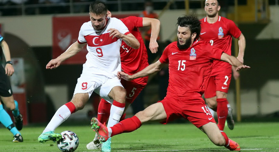 “O, bizdən hücum futbolu tələb edir, bu isə bəzən alınır, bəzən yox”