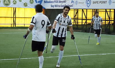 Ayağını itirən “Qarabağ”lı əsaları yerə atdı, Pelesayağı qol vurdu -