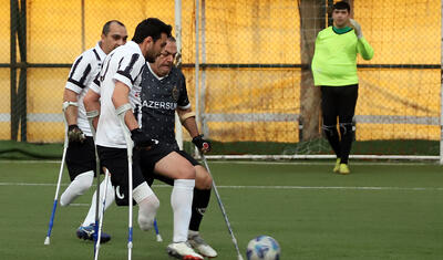 Ayağını itirən “Qarabağ”lı əsaları yerə atdı, Pelesayağı qol vurdu -