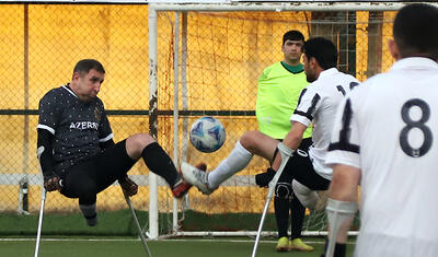 Ayağını itirən “Qarabağ”lı əsaları yerə atdı, Pelesayağı qol vurdu -