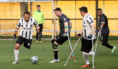 Ayağını itirən “Qarabağ”lı əsaları yerə atdı, Pelesayağı qol vurdu -