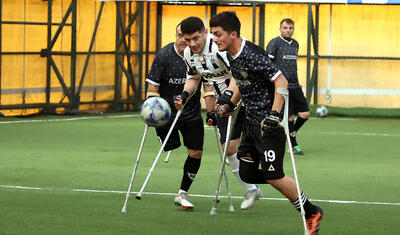 Ayağını itirən “Qarabağ”lı əsaları yerə atdı, Pelesayağı qol vurdu -